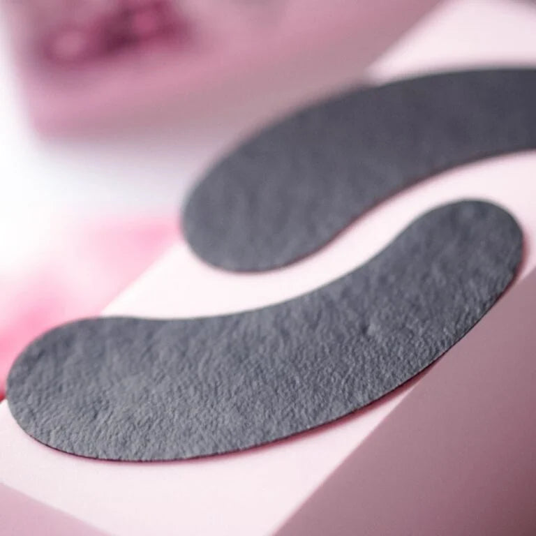 Black hydrogel under-eye patches for UV Pimp My Lashes